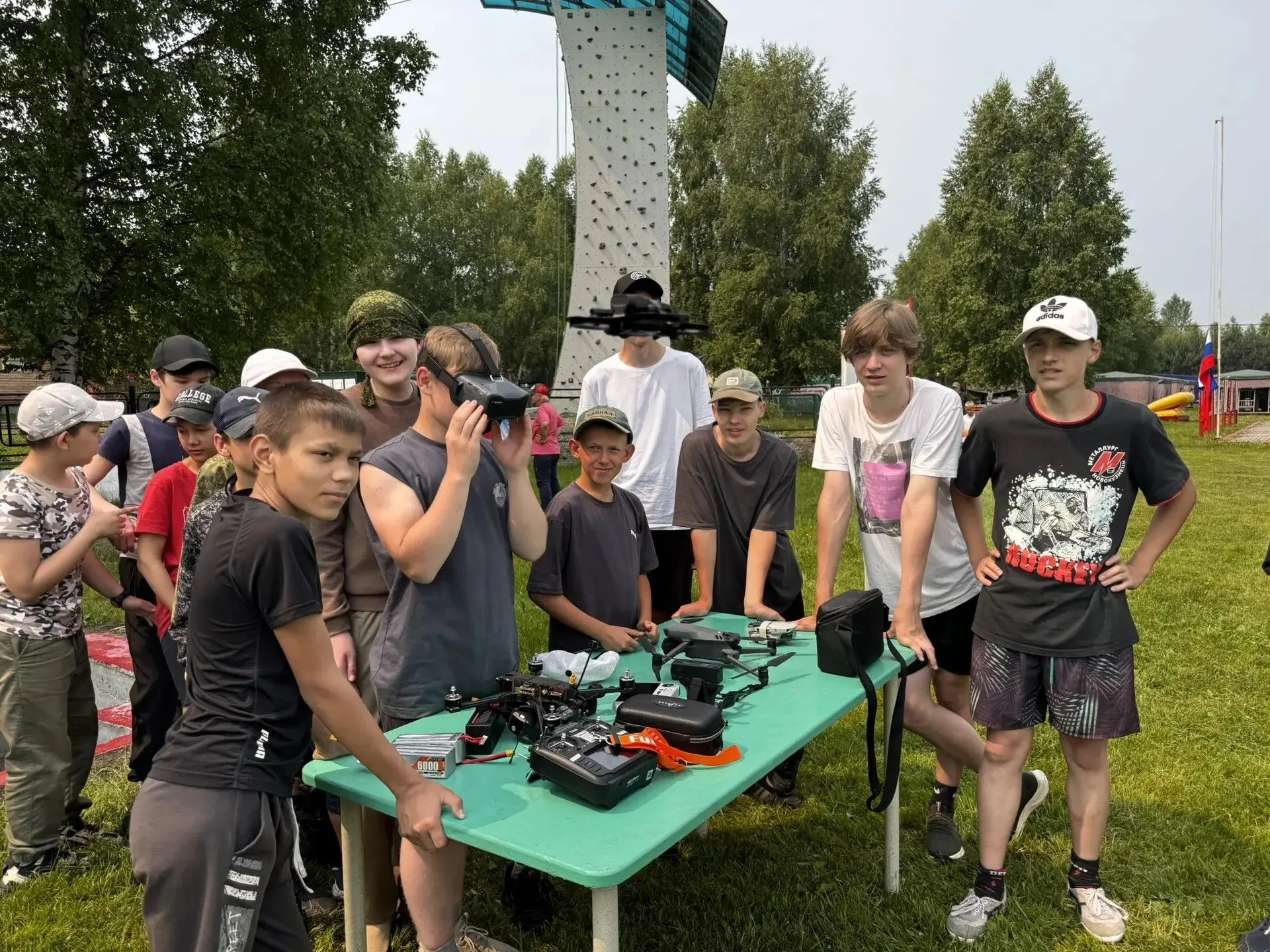 В гостях у «Ратника» — бойцы СОБР из Новокузнецка! 🚁⚔️Сегодня в лагере прошла встреча, которая запо