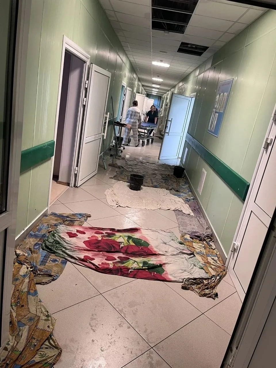 В городской больнице из-за сильных дождей протекла крыша 

В медучреждении сообщили, что ремонт кров