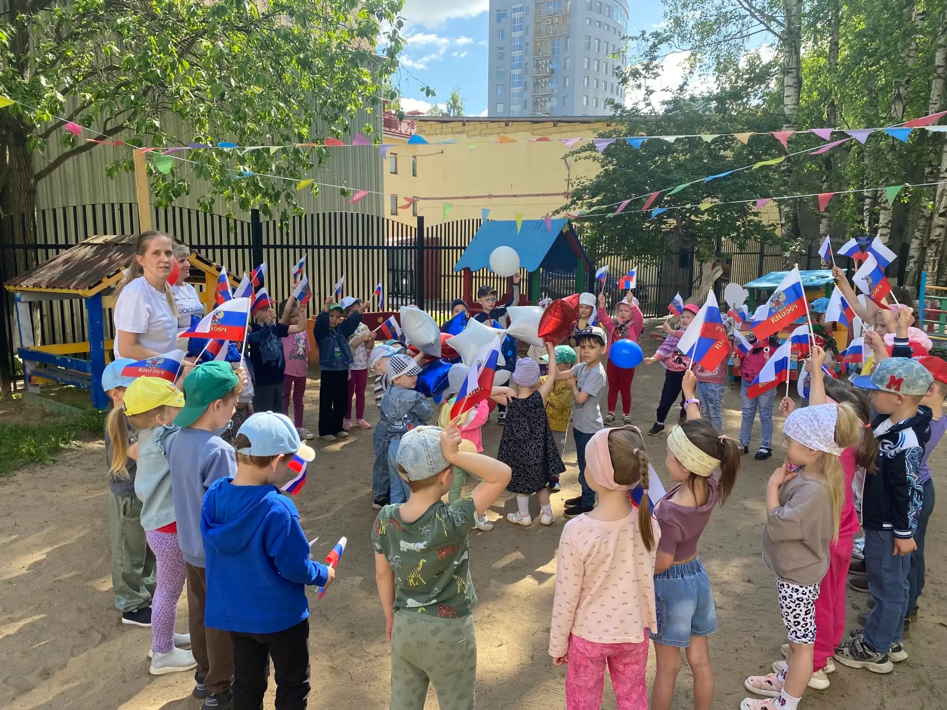 🇷🇺В корпусе по ул. Карла Маркса, 221а сегодня отмечали приближение праздника Дня России.
📝Рисовал