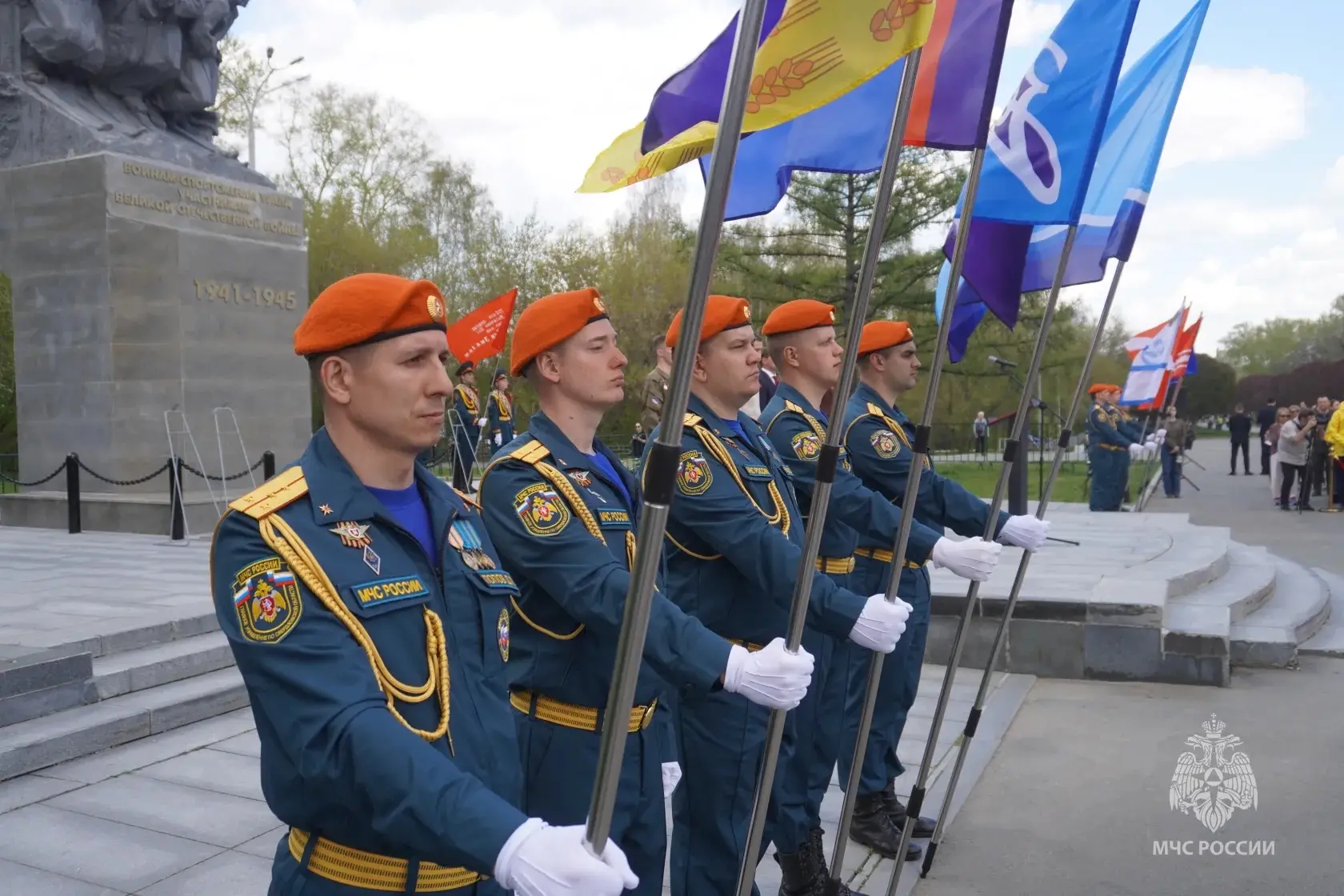 Свердловские огнеборцы почтили память воинов-спортсменов Урала  На аллее у Дворца Спорта состоялось 