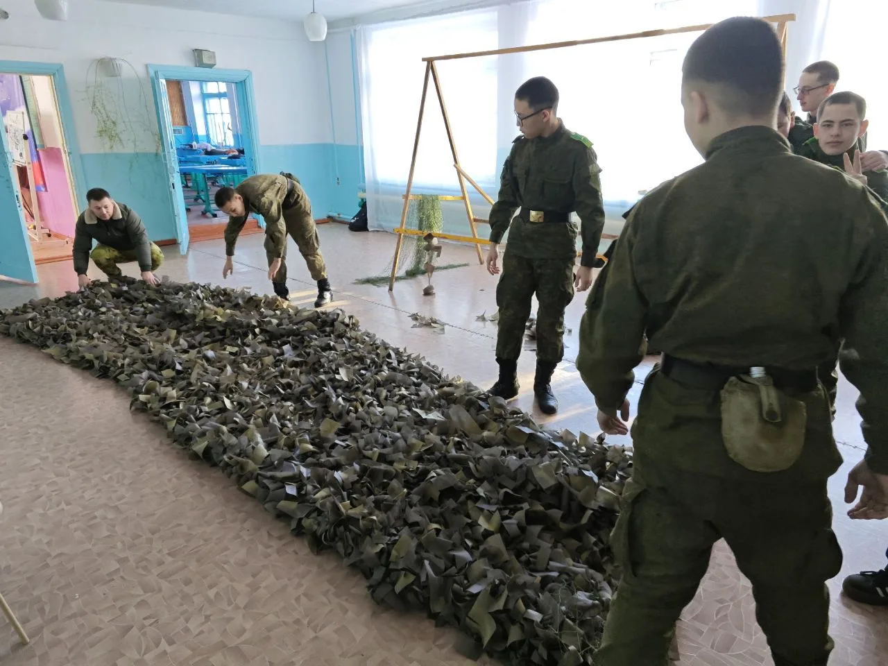 ✅«Первые» Зоргольской  школы снова плетут маскировочные сети для участников СВО