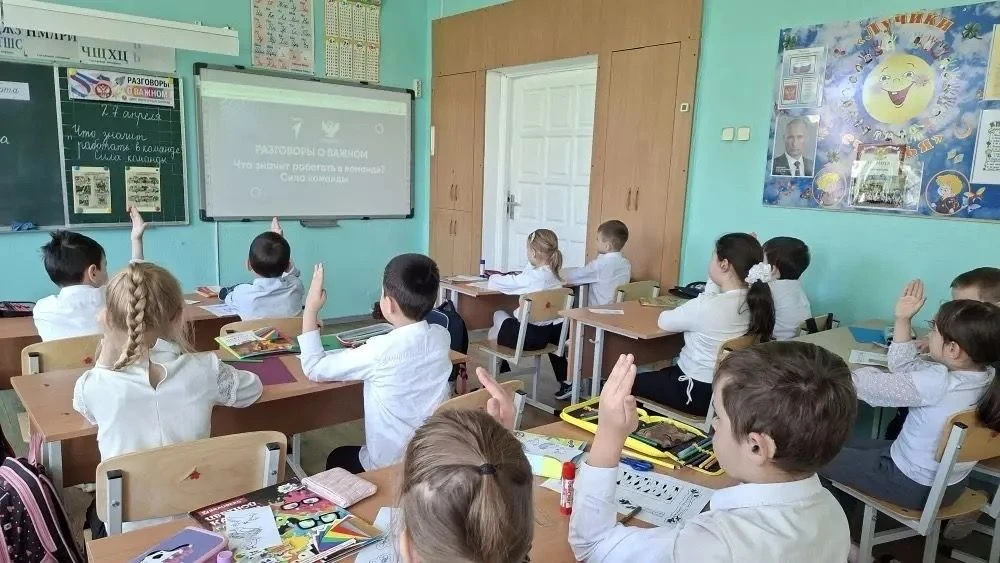 Линейка поднятия флага начала учебную неделю в нашей гимназии!  Почётное право заслужили ученики 6 «