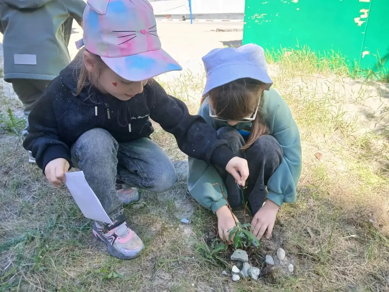 Маленькая ива — большое событие! 🌱

Сегодня в нашем "Вини" особенный день! Ребята с любовью и стара