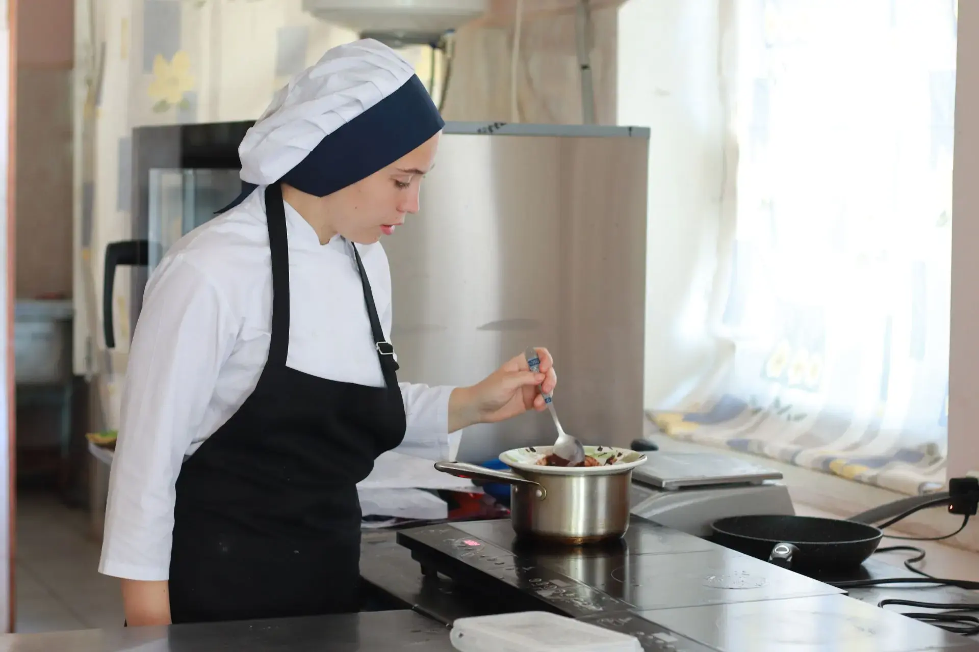 Будущие повара и кондитеры проходят демонстрационный экзамен! 👨‍🍳👩‍🍳

В АГКПТ проходит демонстра