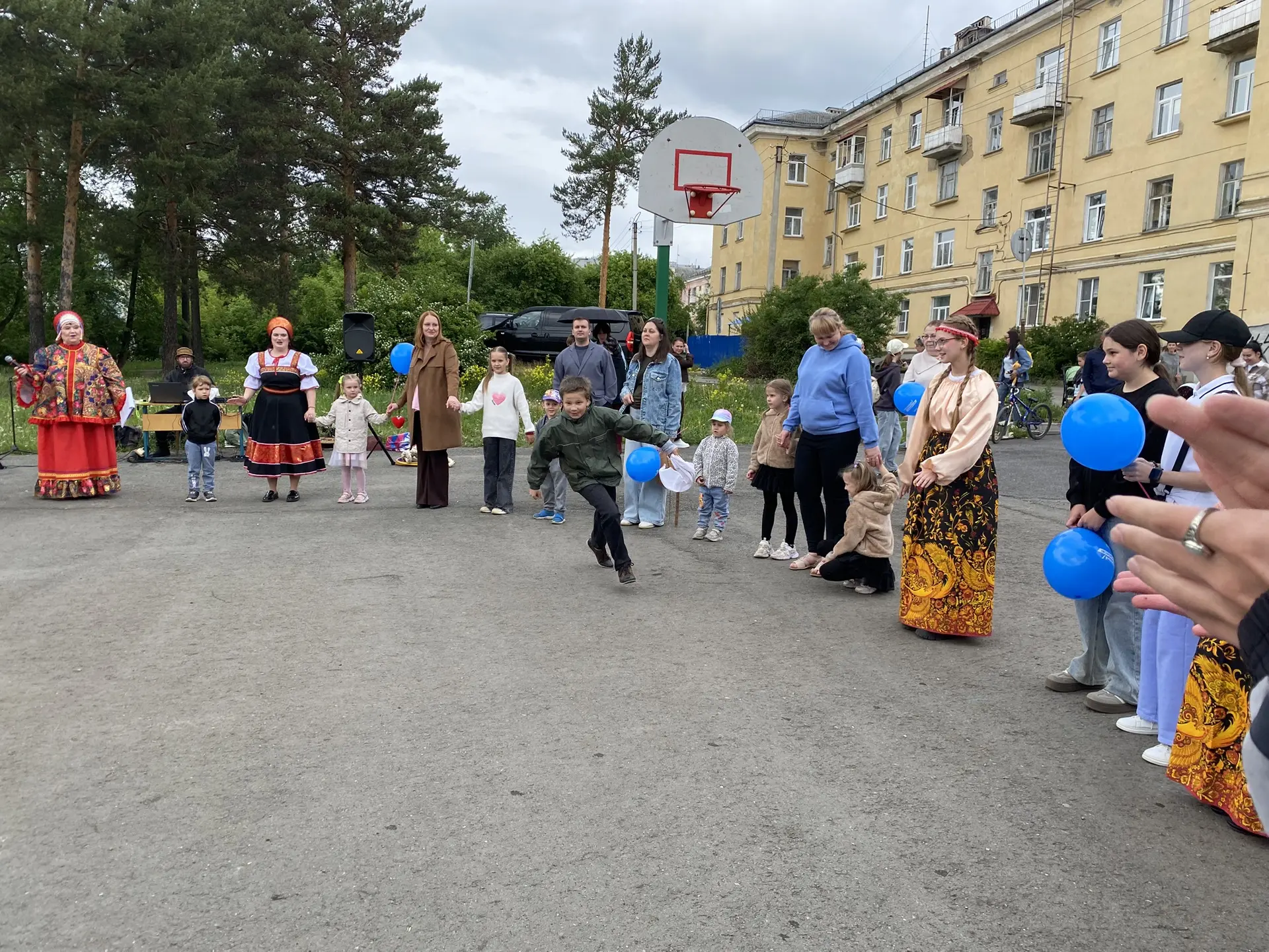 На Большой фестиваль дружбы  🎈🎊🎉 пришли большой школьной семьей с детьми, внуками, племянниками и