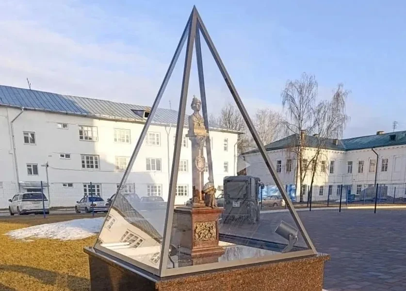 В Костроме открыли мини-копию памятника Михаилу Романову

🏛️ В центре Костромы установлен макет пам