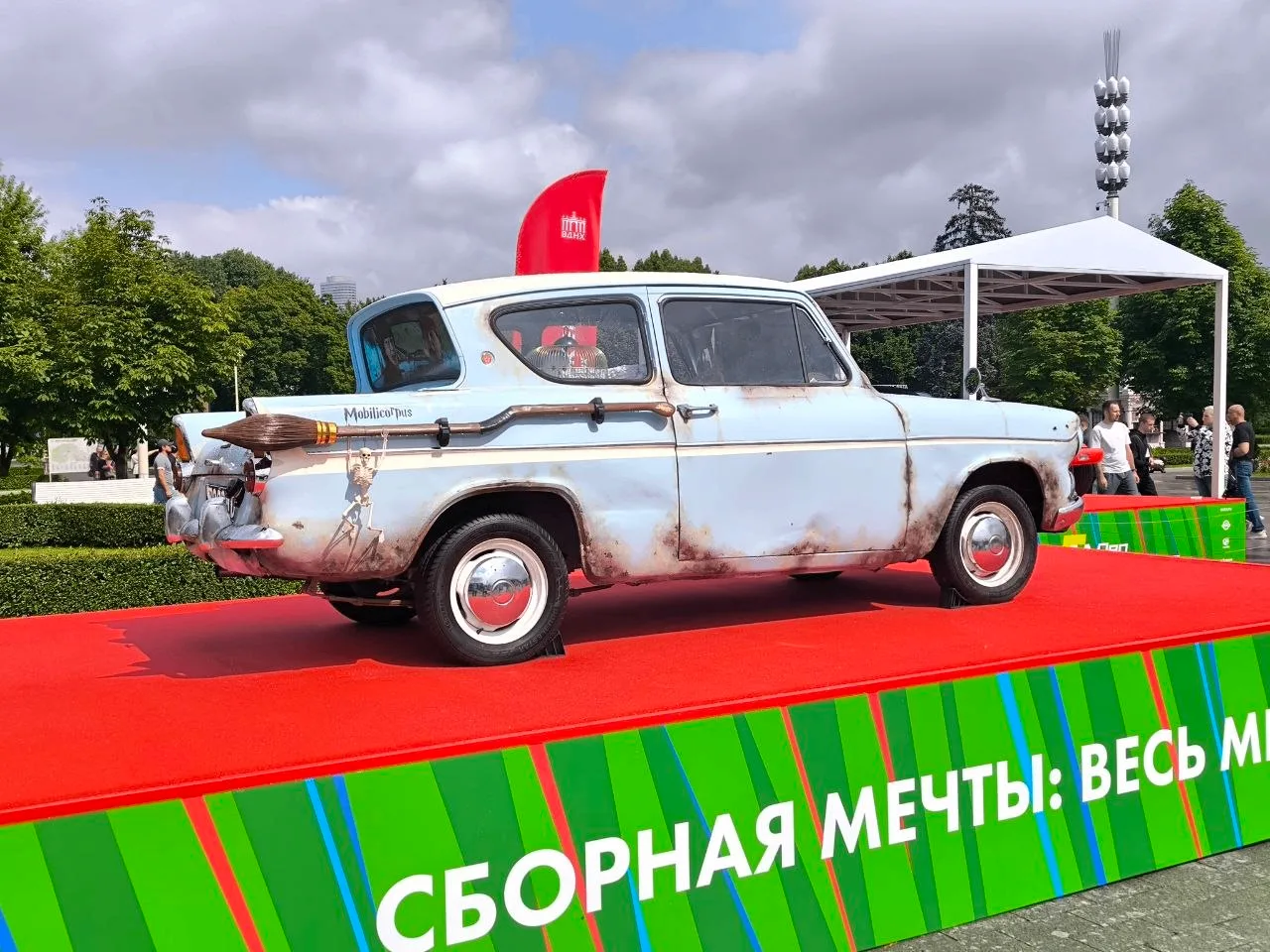 На центральной аллее ВДНХ расположили самые эффектные автомобили. Получилось очень разнообразно.