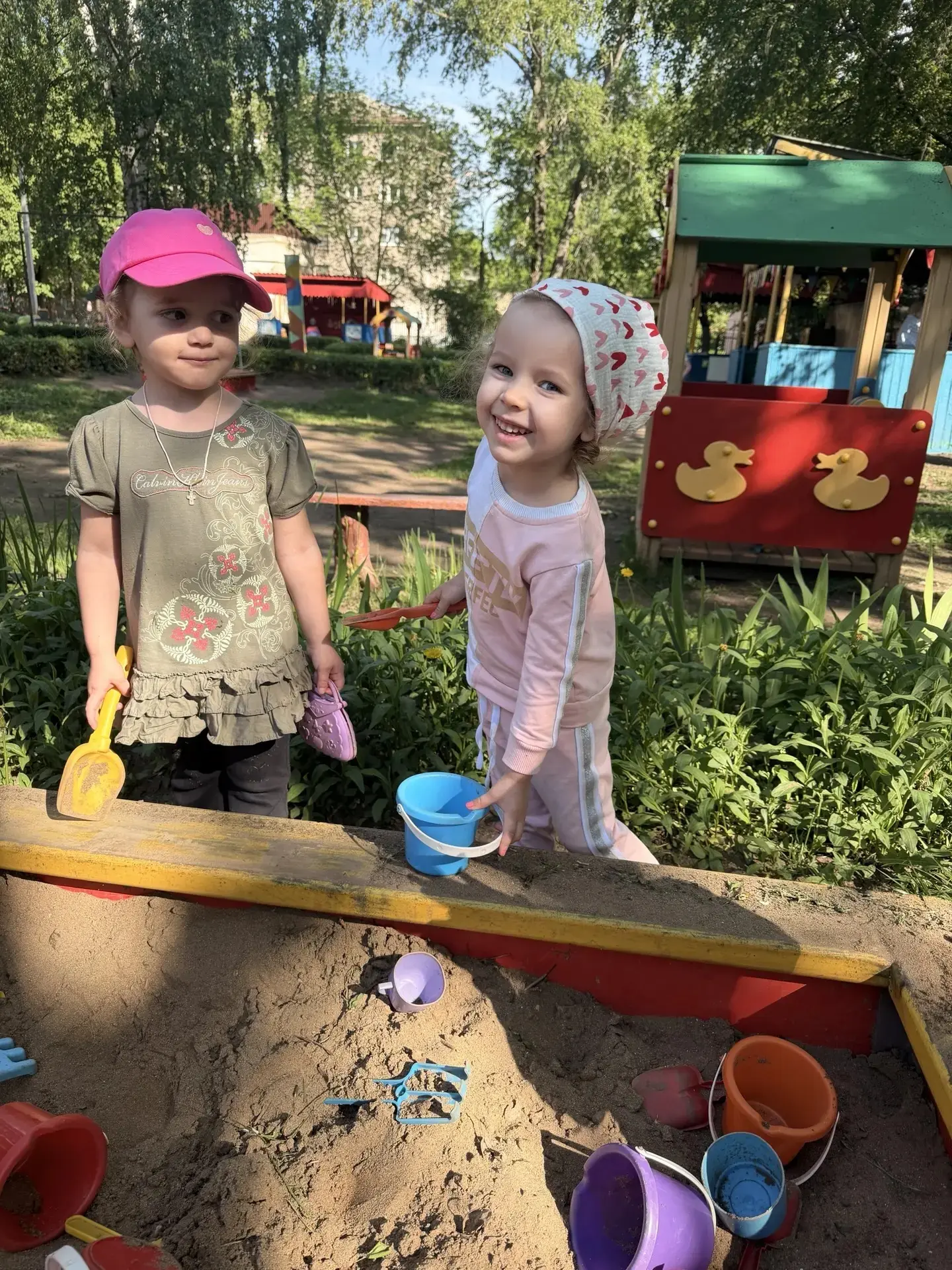 В песочнице нашей — весёлый народ,