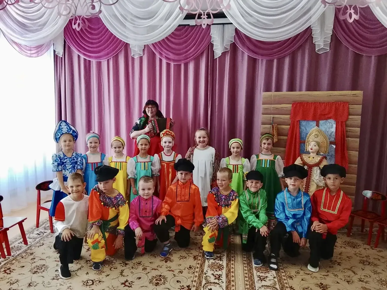 Зал сегодня всех встречает, Весёлый праздник начинает!
«День фольклора — чудеса: Пляски, песни да иг
