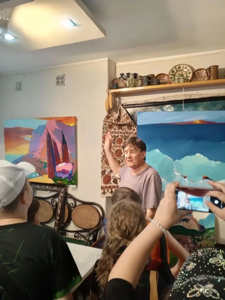 🎨 Ребята из 4 отряда посетили студию художника И.И. Каракуля! 🎨  
🎭 Студия расположена в Керчи. Е