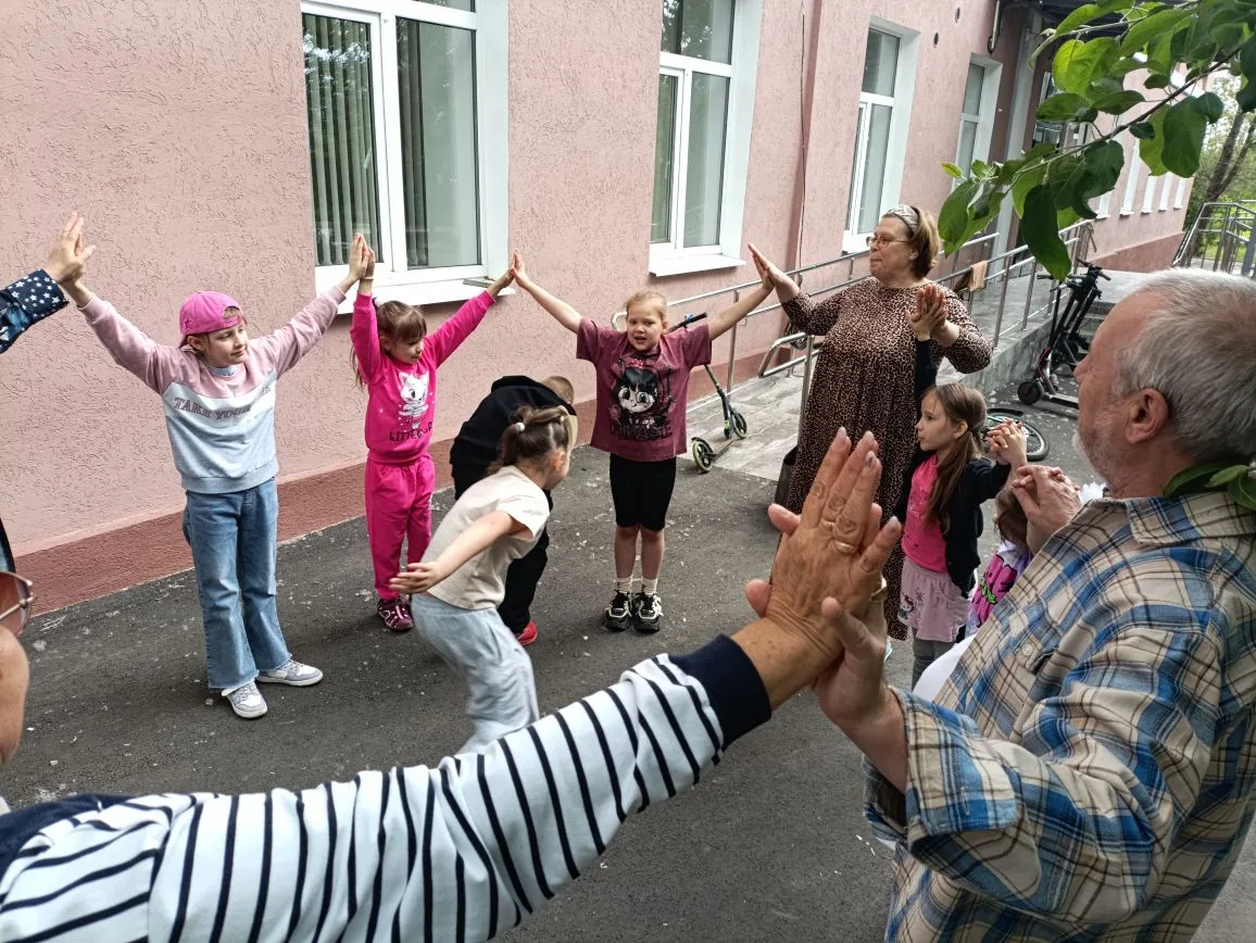 Народные игры с ансамблем "Хорошки"! 🎉🎶 
В нашем летнем оздоровительном лагере ГБОУ ООШ № 18 г. Сы
