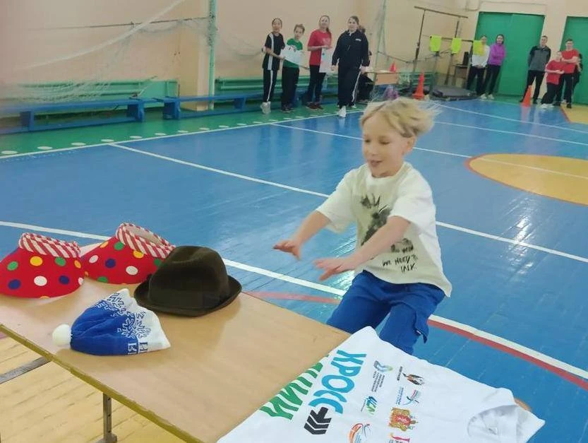 🏃‍♂️ 13 декабря в школе №145 прошли весёлые старты «Мама, папа, я — спортивная семья». Все фотографи