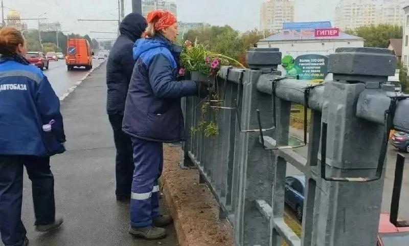 С Орловских улиц и мостов начали убирать цветы на зиму