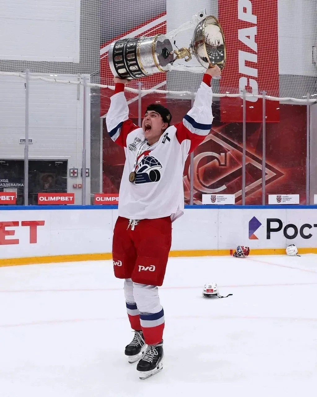 🏒 Наша гордость — наши выпускники!

Знаете, когда смотришь на этого парня, понимаешь: наши ребята н