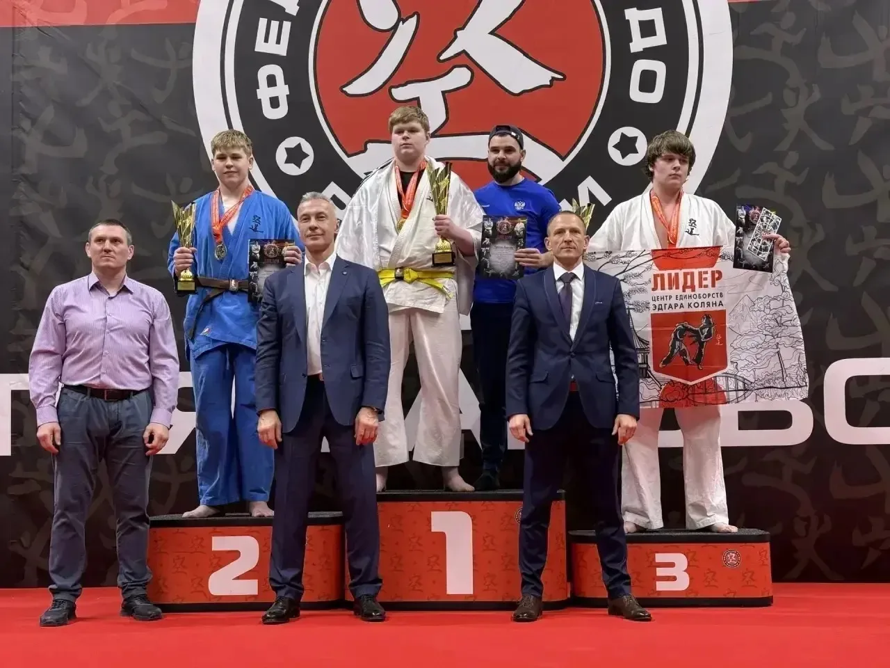 🥋От тренировки к победе: успех на Всероссийских соревнованиях   🥈 Ученик 11-Б класса Андрей Лодянов 