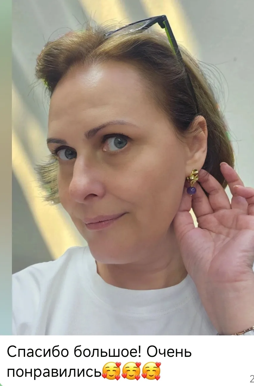 Лена выбрала красивые серьги