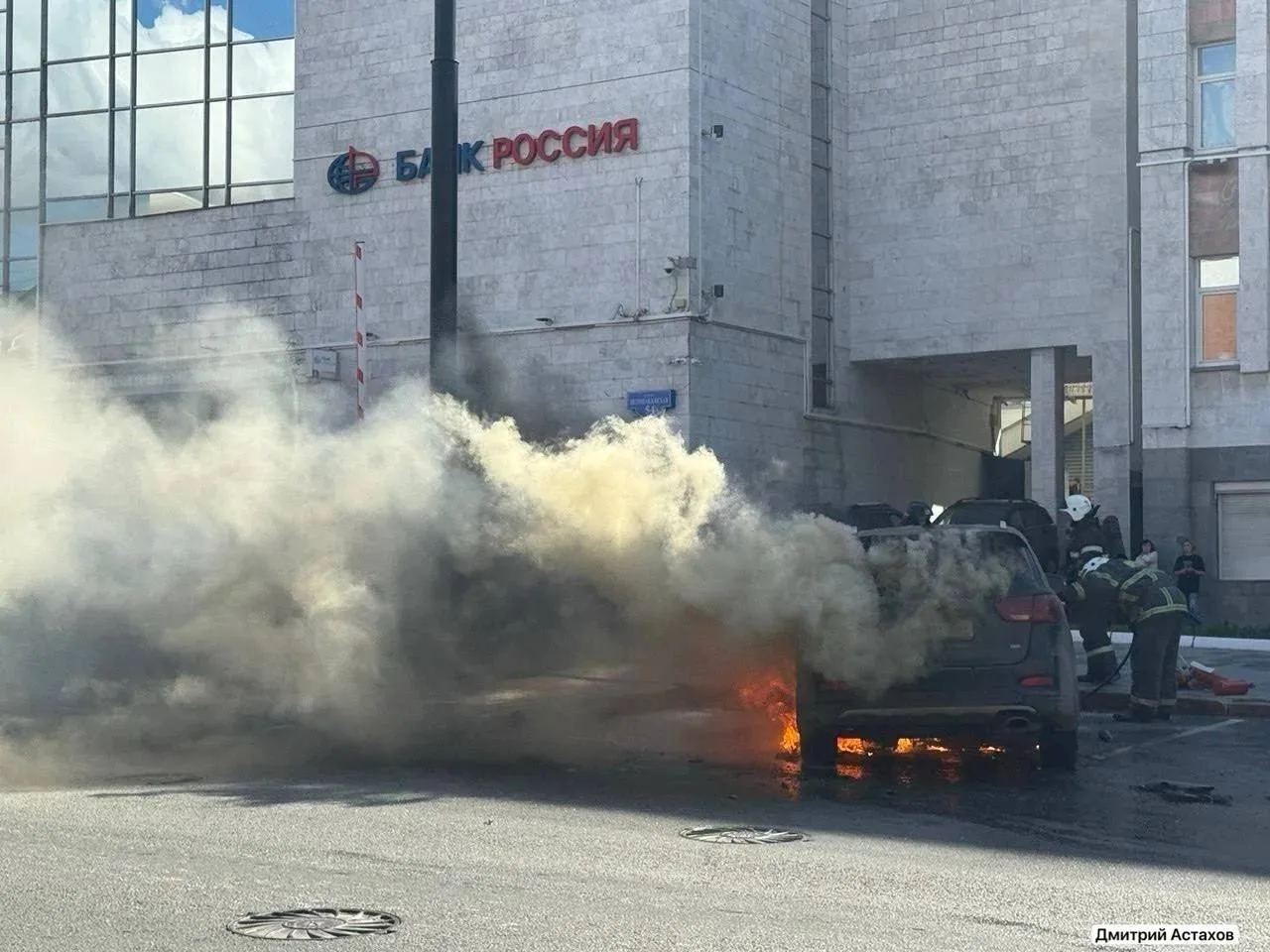 На ул. Петропавловской, напротив ресторана «Нолан» автомобиль загорелся прямо во время ...