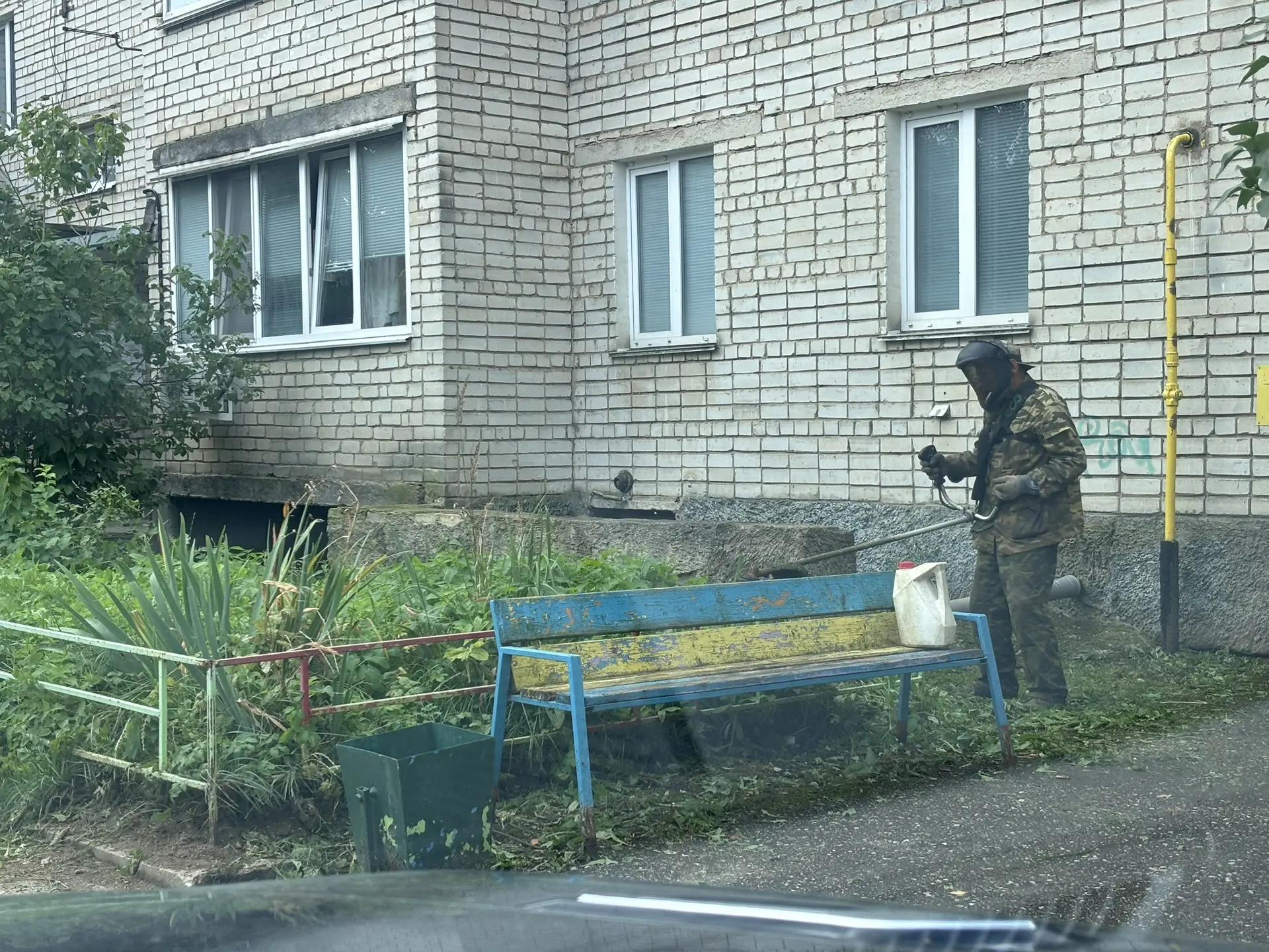 🌿 Благоустройство дворов: покос завершён! 🌿