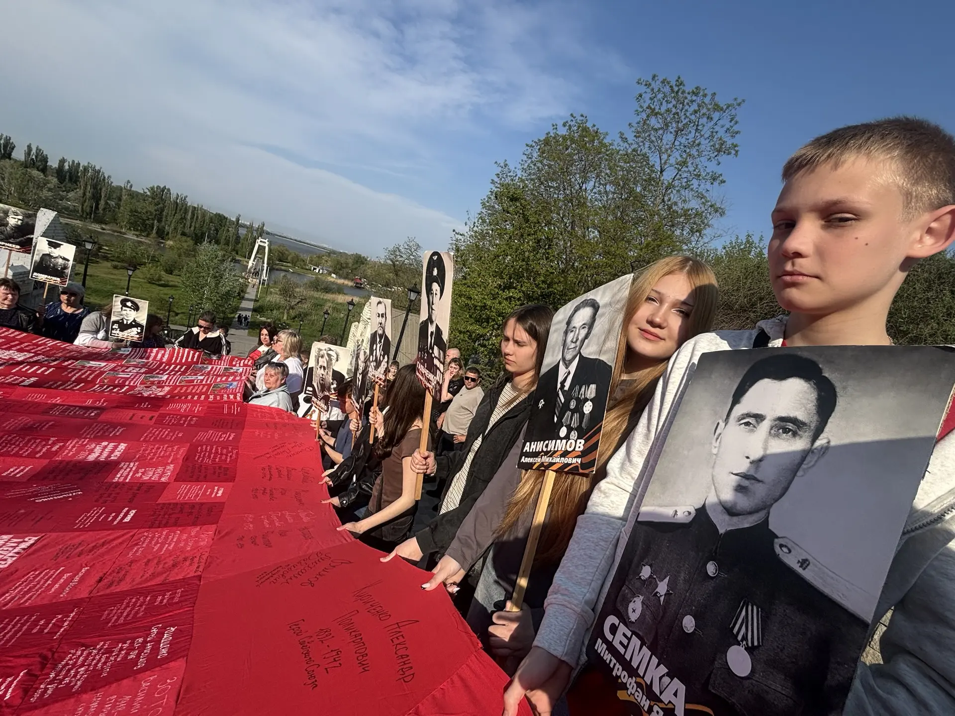🔥 Сегодня учащиеся нашей школы приняли участие в акции "Полотно Победы".   🕊️ Это мероприятие стало 