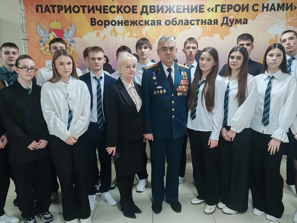 📸✨ Ученики 10-11 классов нашей школы побывали на выставке «Семья Героя» 💥 Здесь они узнали много инт