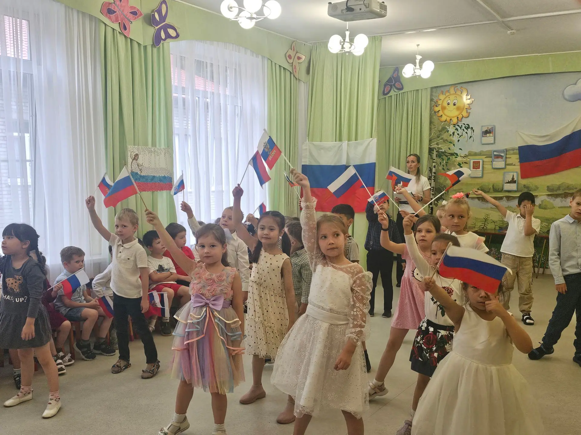 Торжественное мероприятие в детском саду ко Дню государственного флага прошло ярко и па...