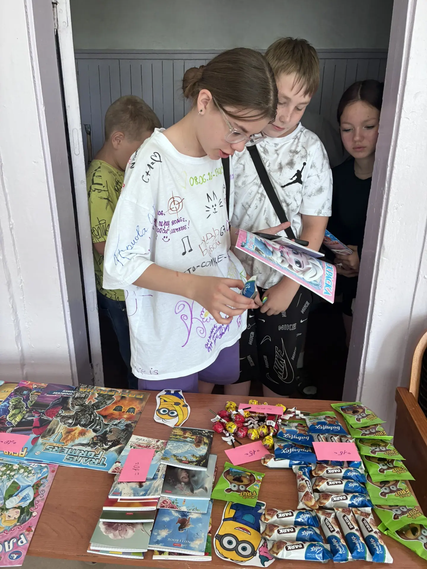 Последний день… и хочется запомнить каждую улыбку. 💛
На нашей ярмарке ребята покупали сладости на с