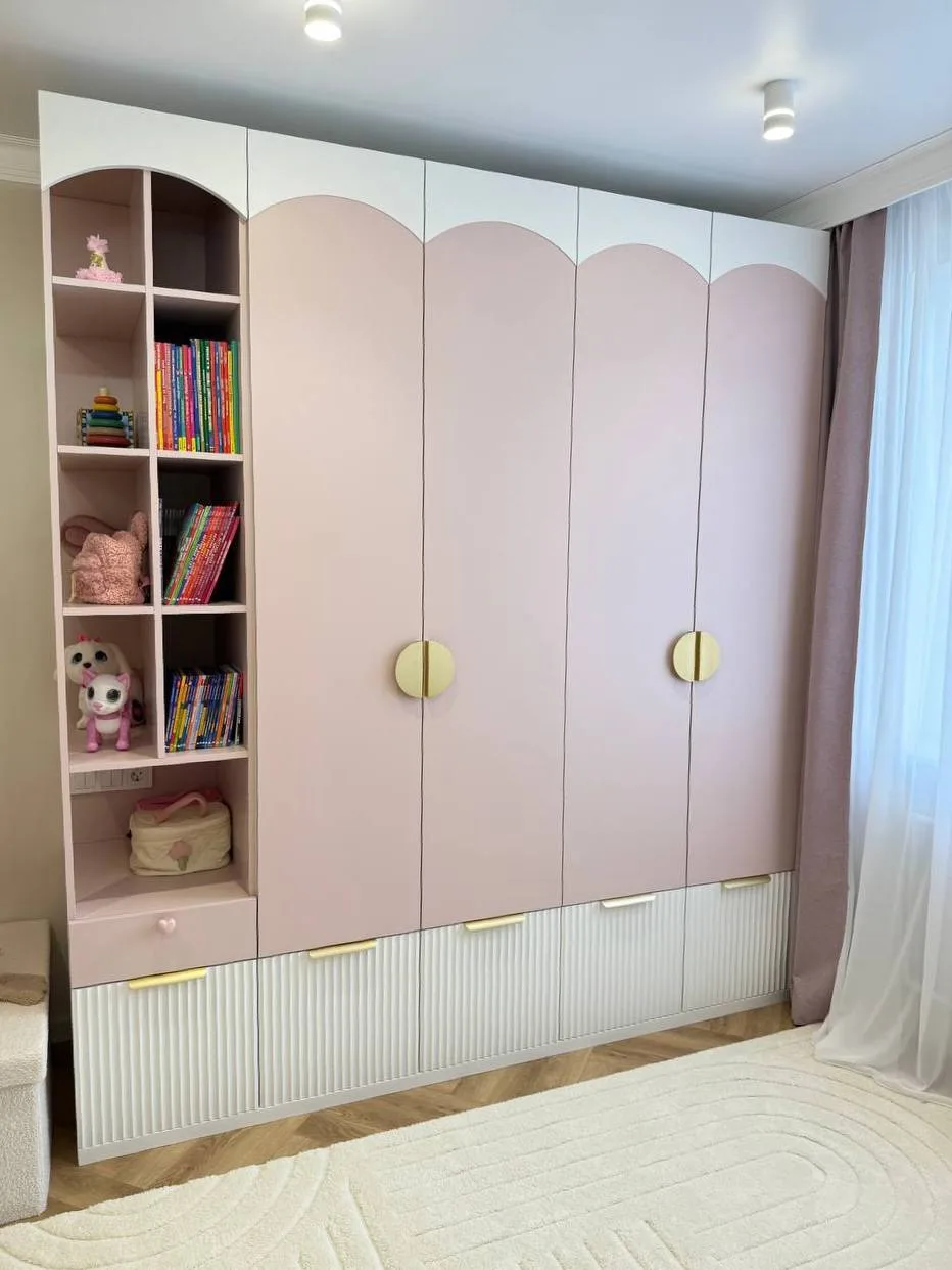 Друзья, продолжаем показывать шкаф для детской 🌸

В прошлом посте вы уже видели видеообзор, а сегод