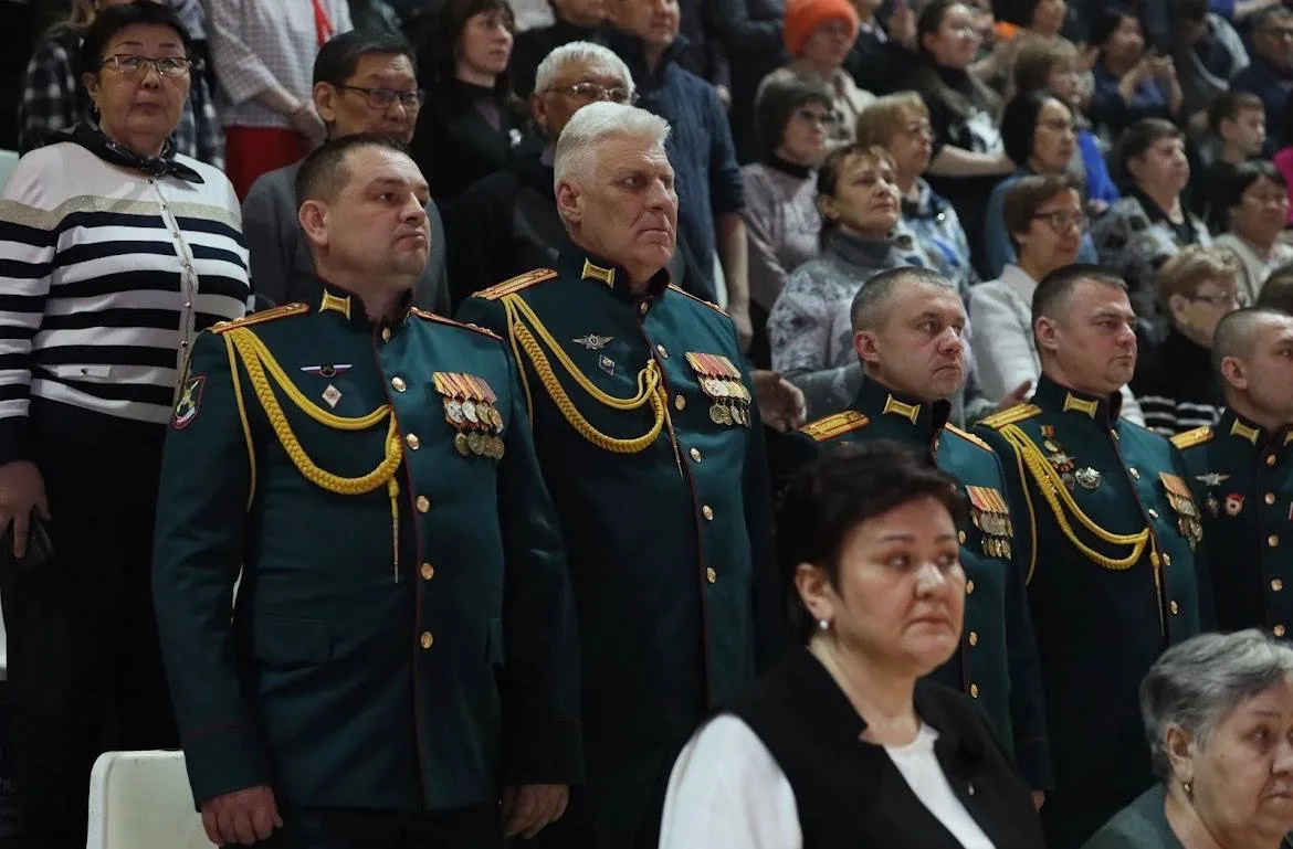 Дорогие друзья, от администрации города и от себя лично от всей души поздравляю вас с Днем защитника