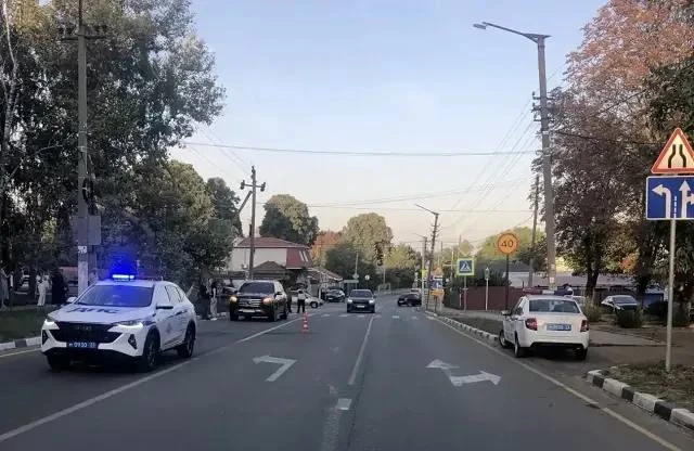 😨 Mercedes сбил 9-летнюю школьницу на переходе.