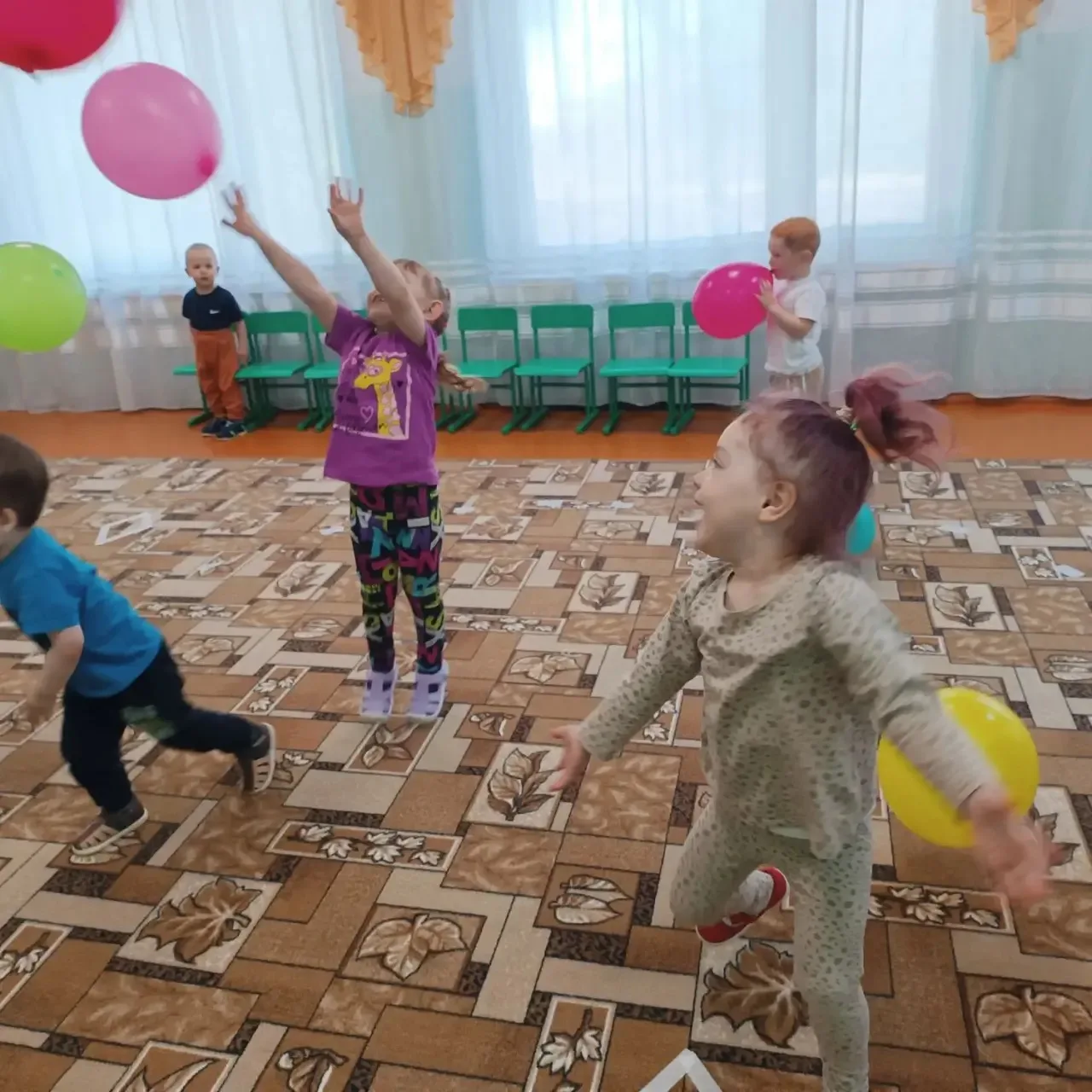 Сегодня с младшей группой мы очень весело провели время с воздушными шарами. Ребята кид...