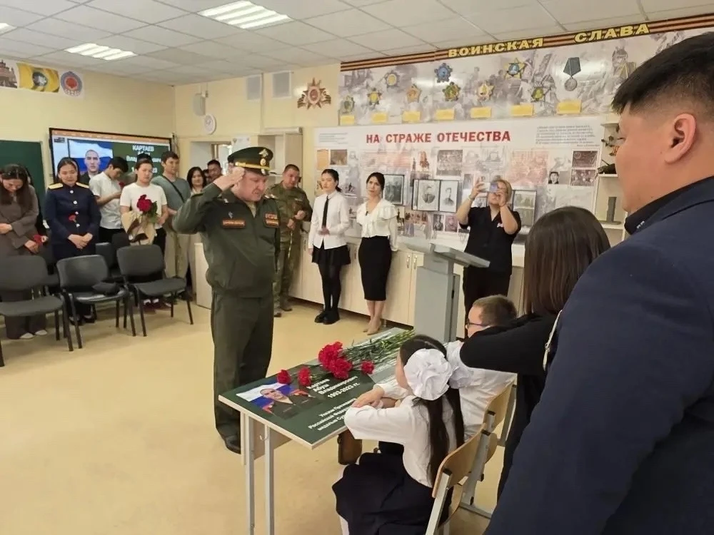 Парту Героя в память о гвардии сержанте Абуше Владимировиче Картаеве открыли сегодня в элистинской 8