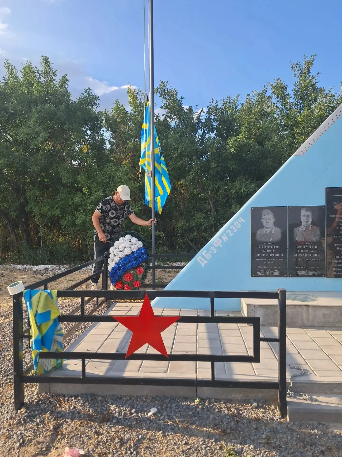 Сотрудники музея провели уборку у памятника погибшим летчикам на территории Верхнедонск...