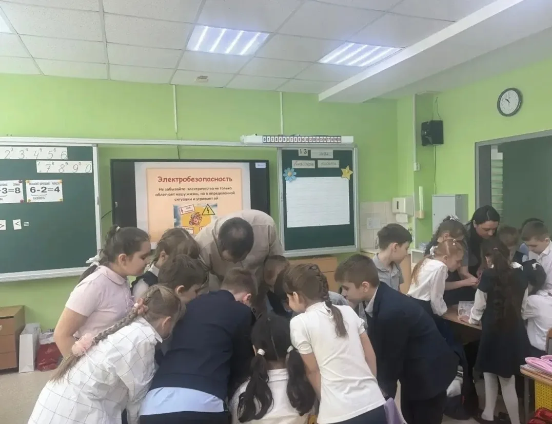 🔌 Сегодня в 1а и в 1 г классах (классные руководители Плех Н.В. и Буркова Н.Б.) в нашей школы прошёл