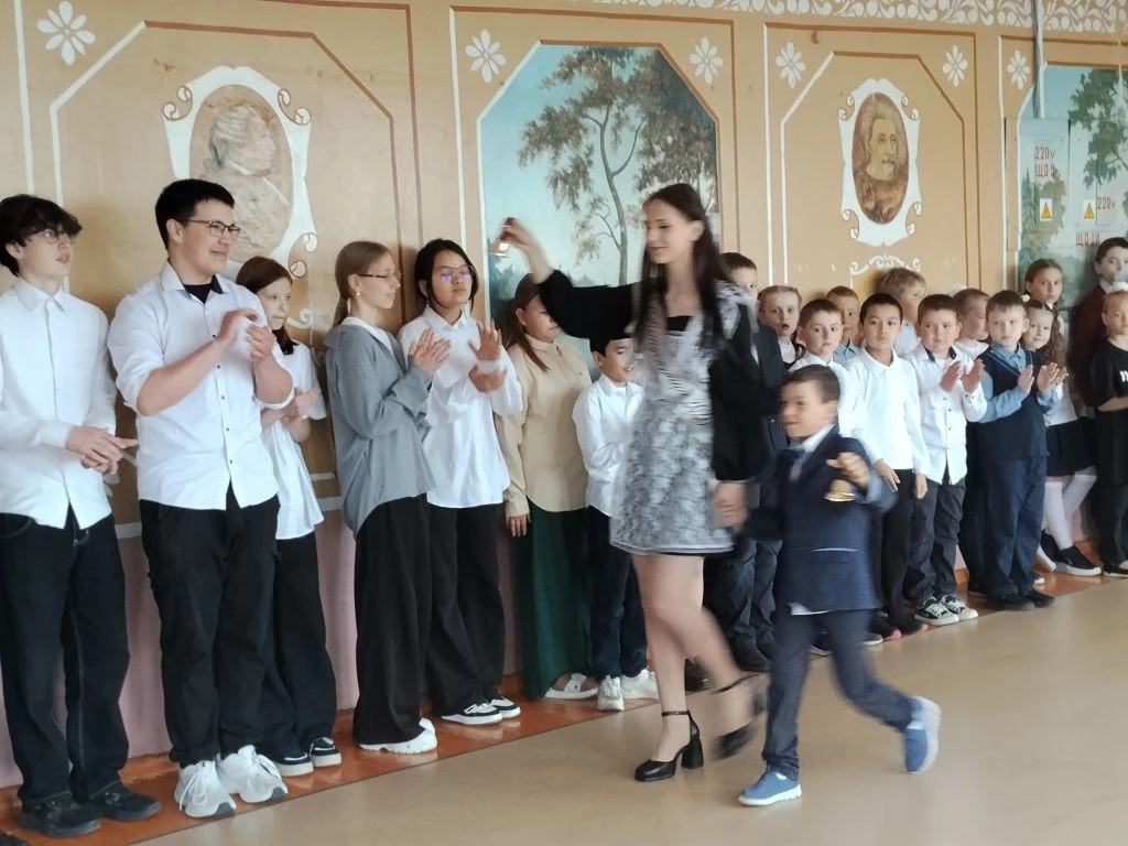 🔔 Последний звонок для 9‑го класса: прощание со школой и шаг в будущее! 🔔