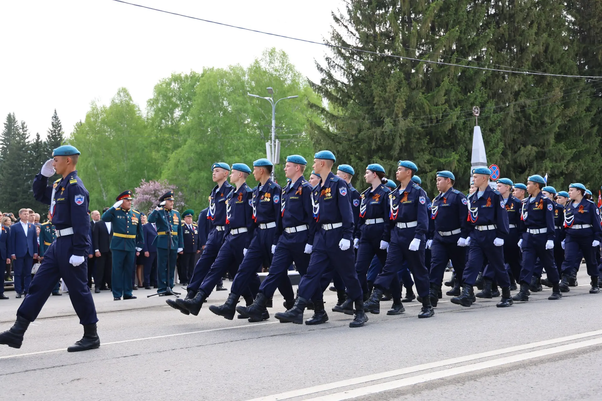 Подборка фотографий с торжественного парада в Горно-Алтайске📸  Парадные расчеты продемонстрировали о