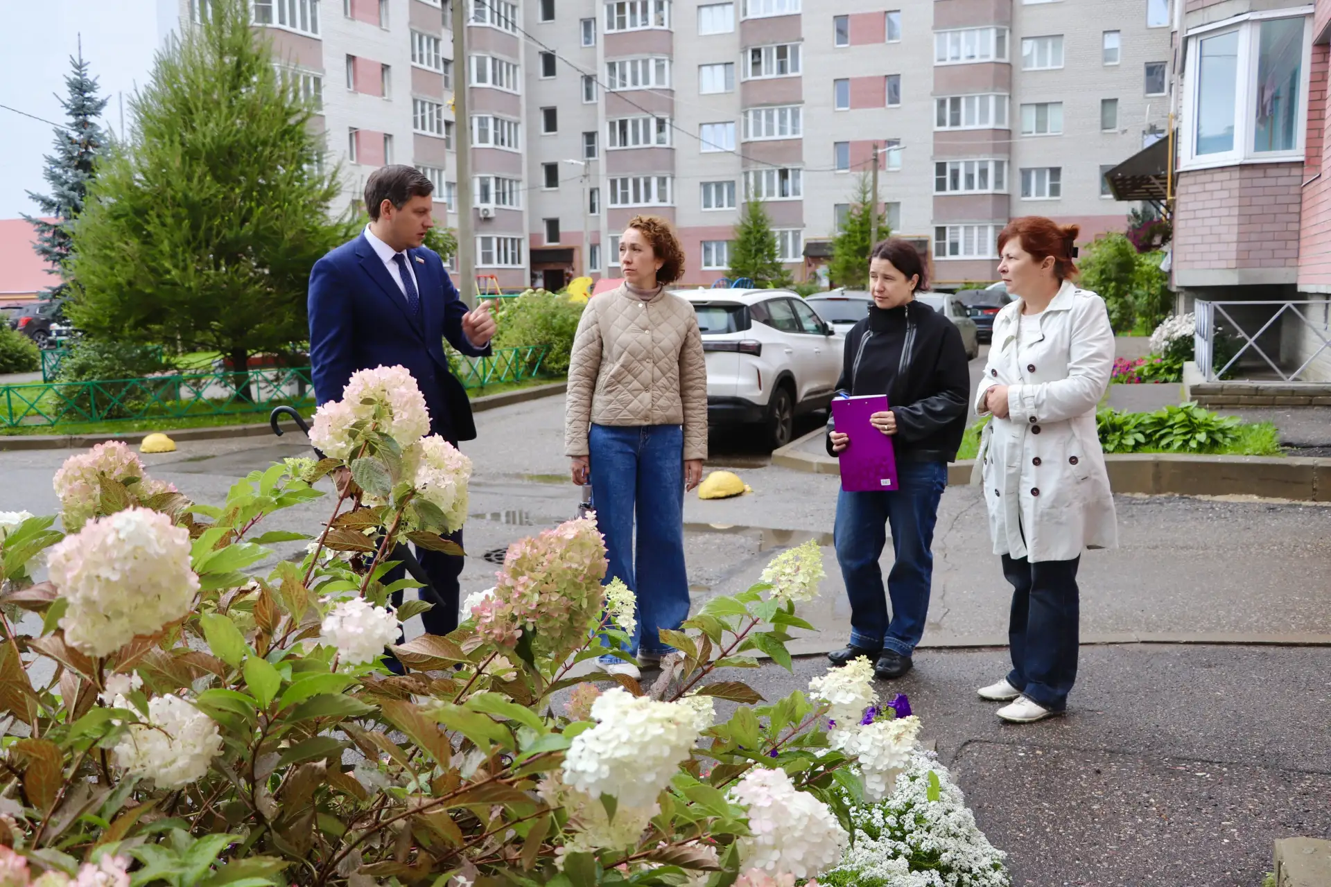 Зайдя за ворота во двор по адресу Доронина, №10 и № 12, попадаешь в образцово‑показател...