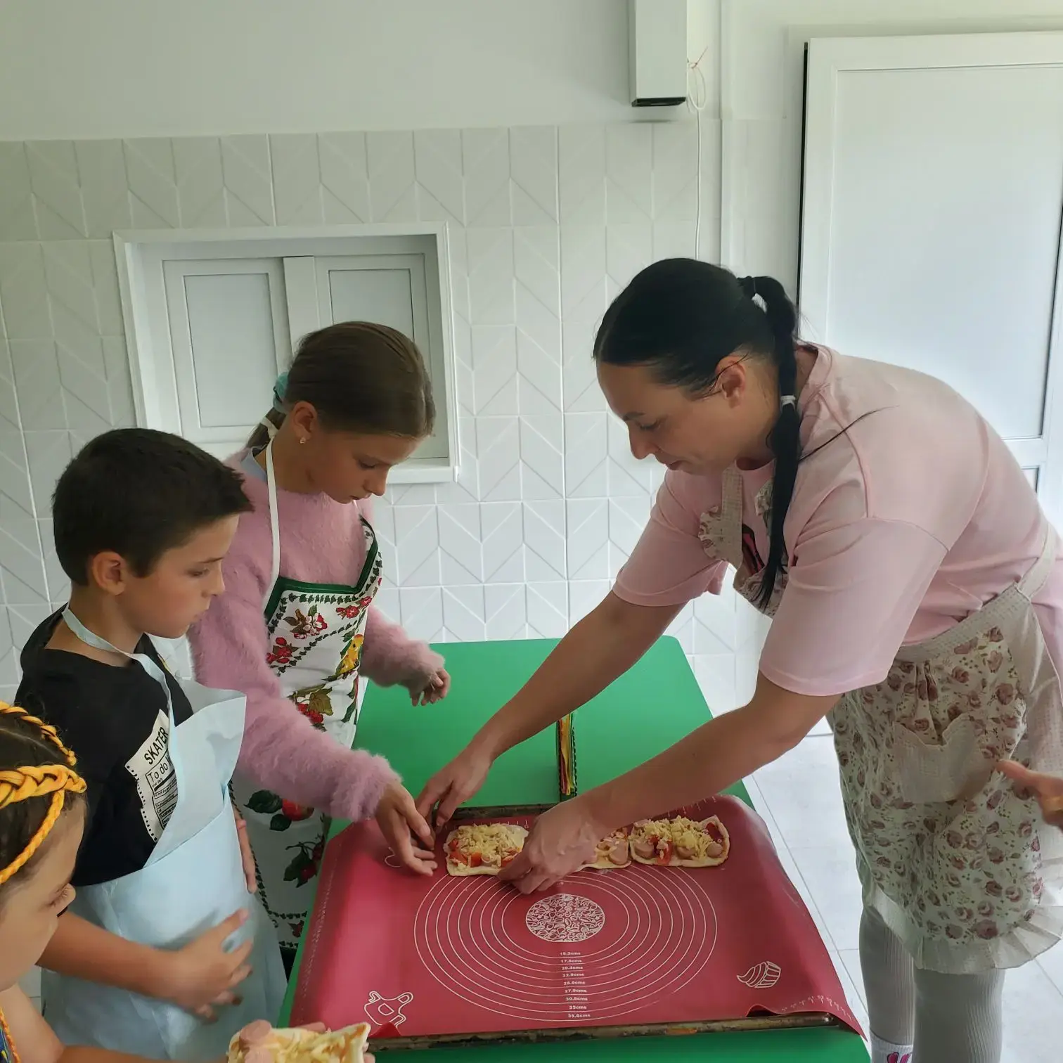Наши руки не для скуки! 

Ребята из пришкольного лагеря сегодня превратились в настоящих шеф-поваров