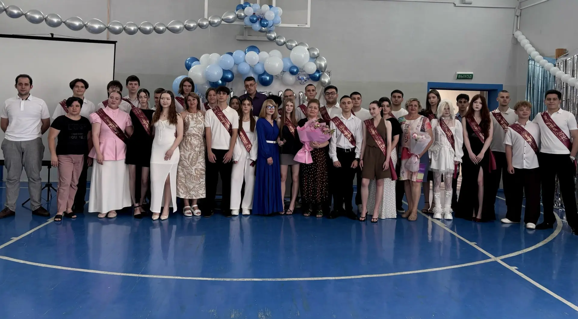 🎓 В добрый путь, выпускники 2026 года!

27 июня в нашей школе состоялось одно из самых значимых соб