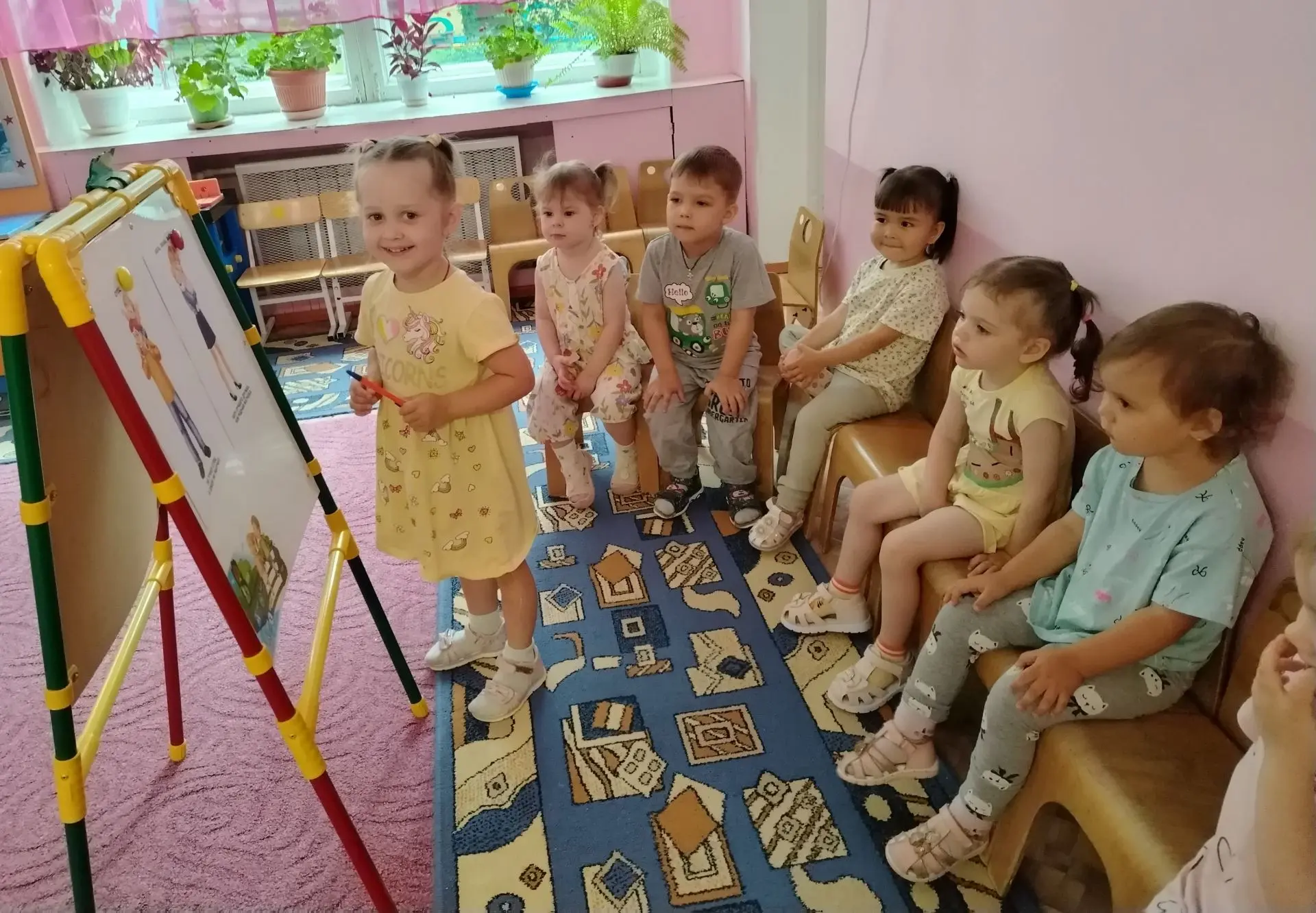 В 1 младшей группе "Пчёлки" прошла беседа ко Дню семьи, акция "Подари ромашку" Малыши приготовили по