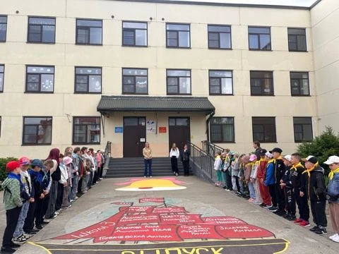 День в лагере «Юные патриоты»

Девятый день в летнем лагере "Юные патриоты" школы № 3 начался с торж