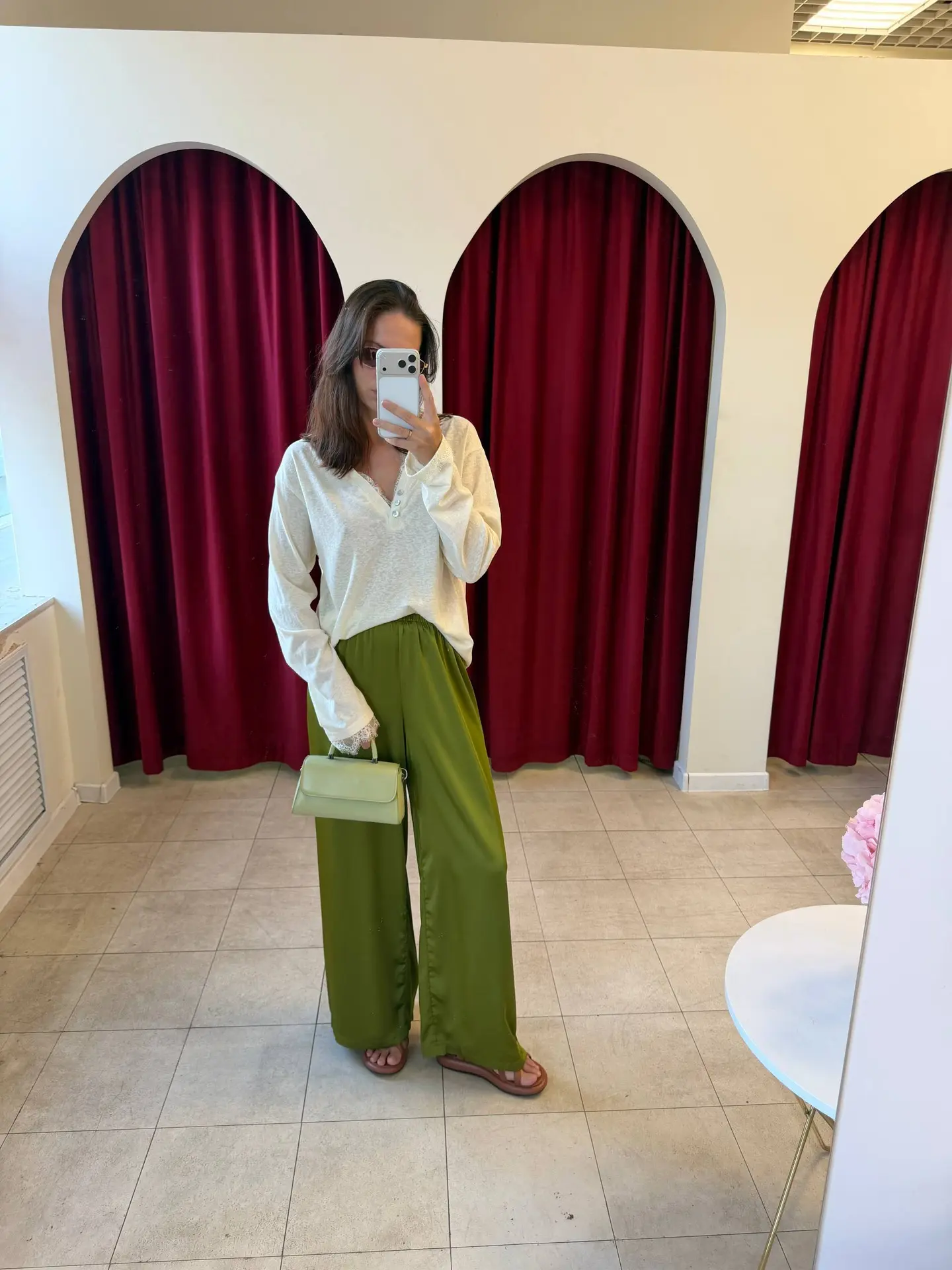 Летняя новинка 😍💚

▫️Брюки атласные - 2.550₽ 
Размеры:46; 48

▫️Лонгслив с кружевом - 2.750₽ 
В ед