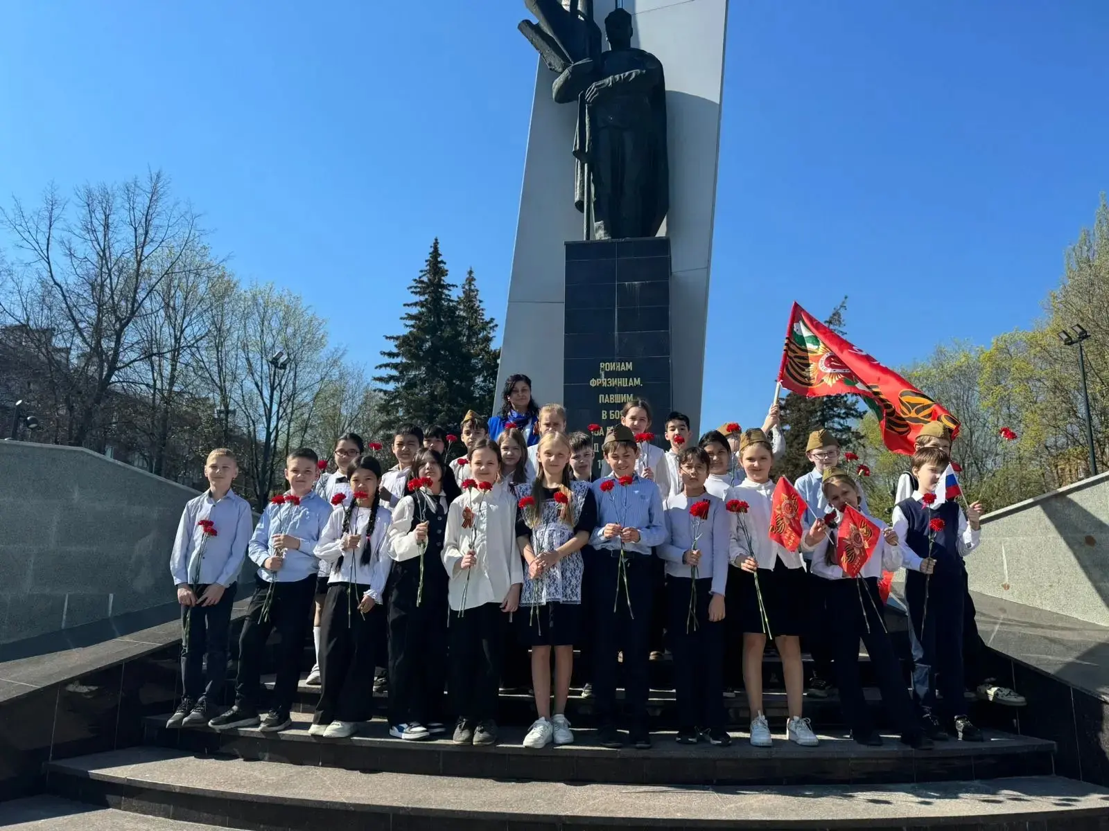 Ученики 3-Б класса вместе с классным руководителем Пастушенко Т.М. посетили Стеллу Победы и аллею ге