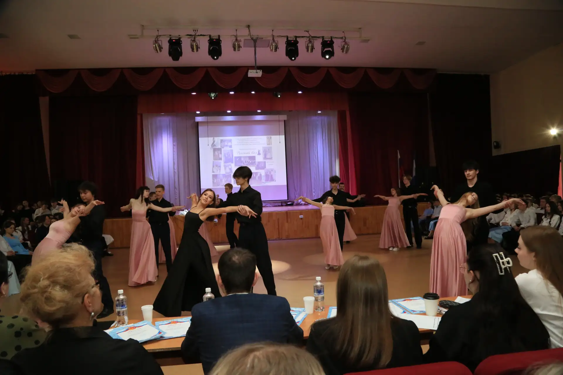 ✨ Русский бал: продолжение праздника! ✨  Сегодняшний день в школе был наполнен музыкой, изяществом и