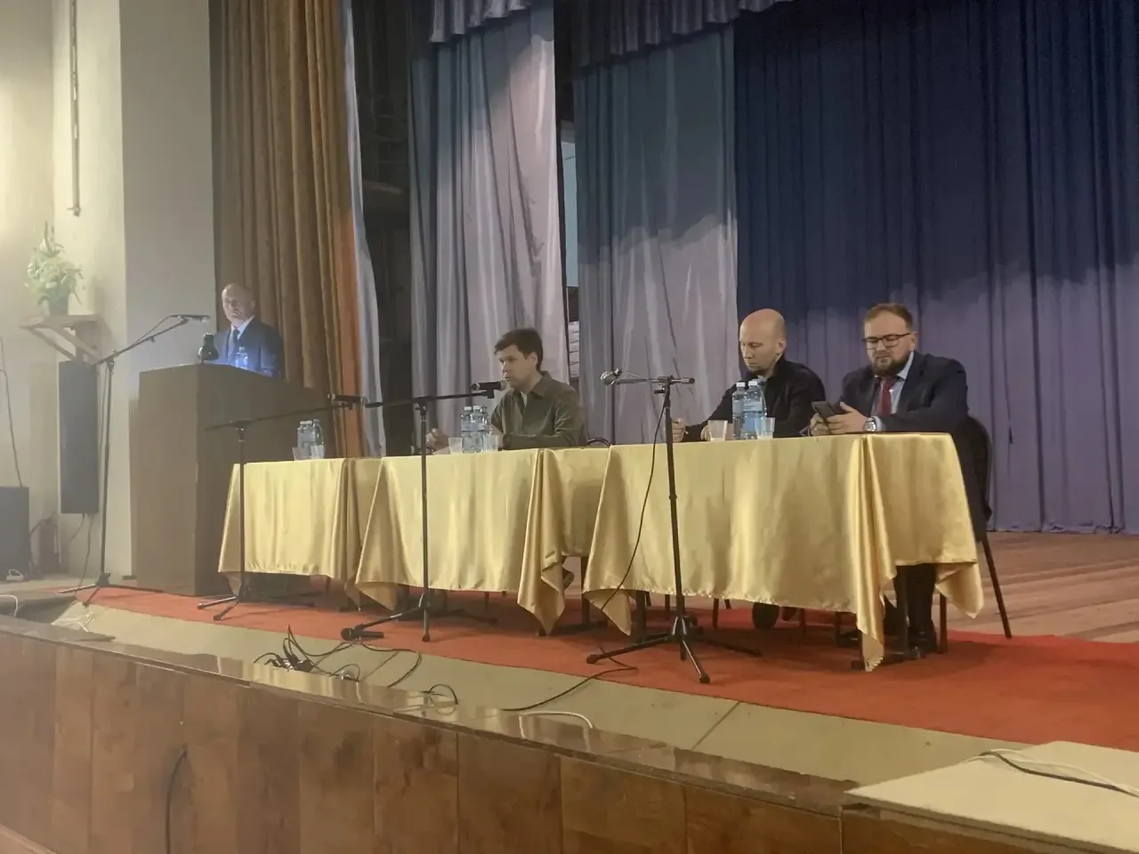 Сегодня прошла встреча с жителями Краснохолма. Заслушали отчёт главы посёлка Александра Глазатова о 