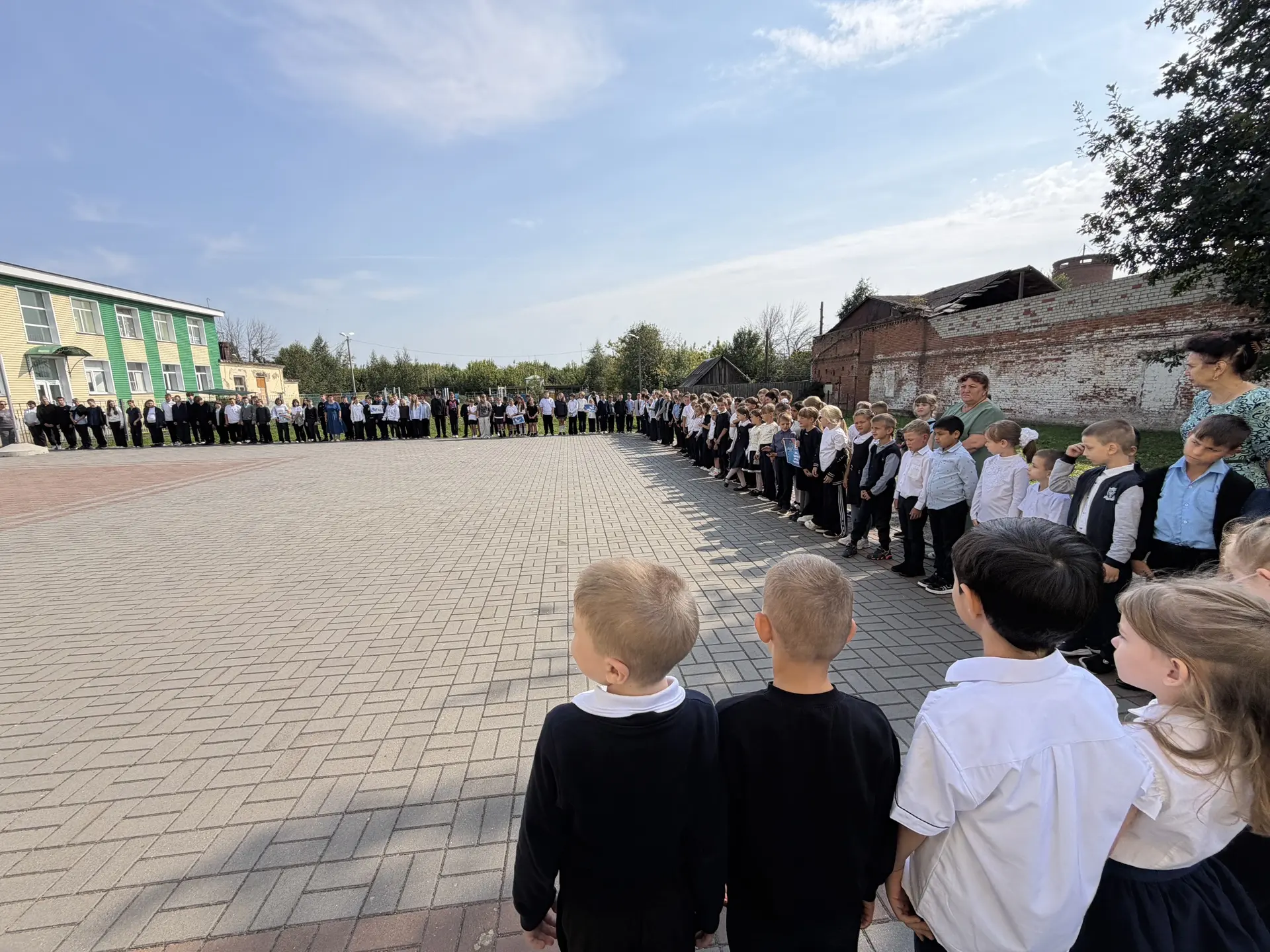 В средней школе №1 УК №5 города Кирсанова 3 сентября прошла «Линейка  Памяти», посвящён...