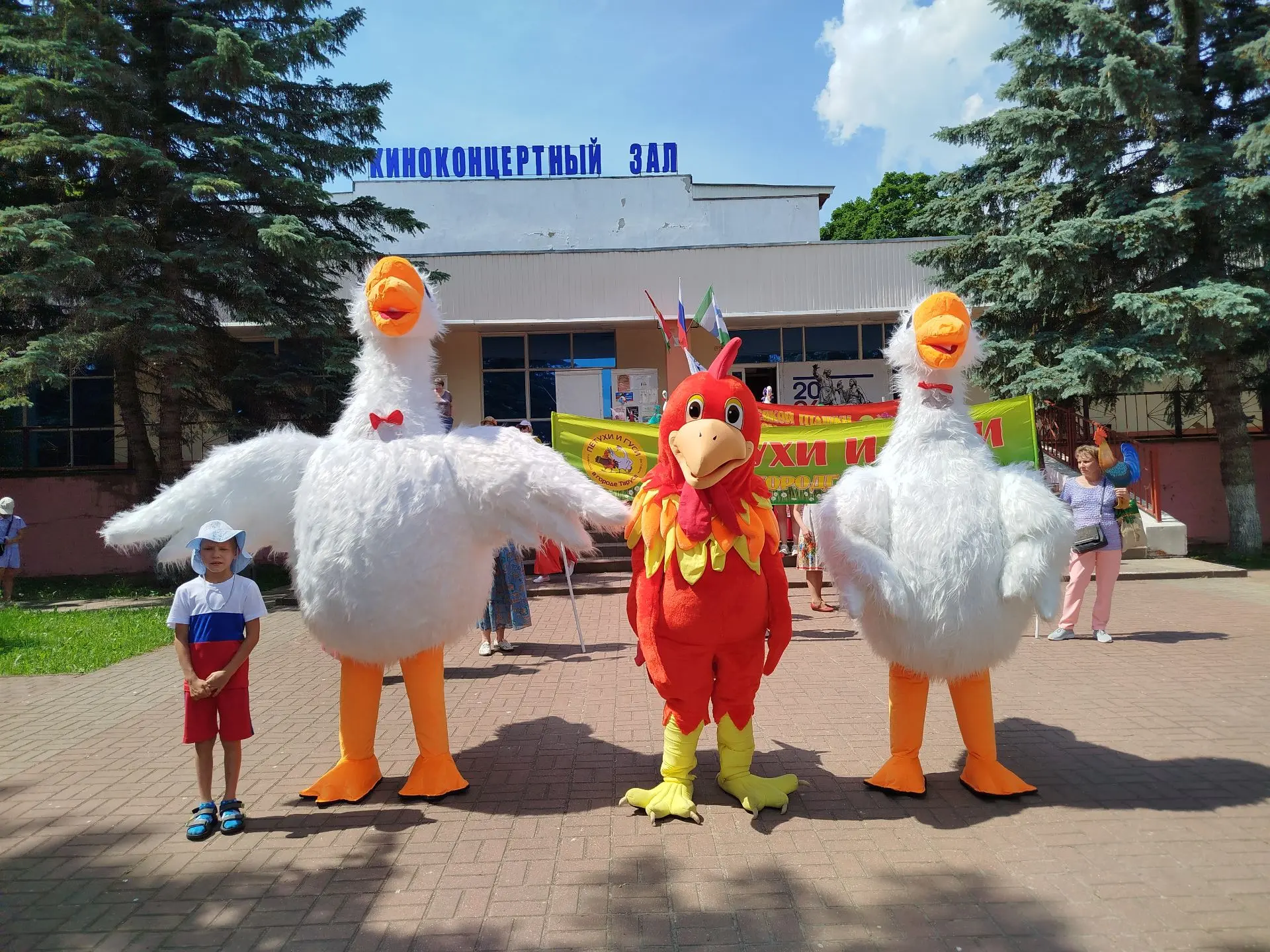 🎓 Наши студенты на Фестивале «Петухи и гуси в городе Тарусе»!
🐓🦢Студенты Тарусского многопрофильн