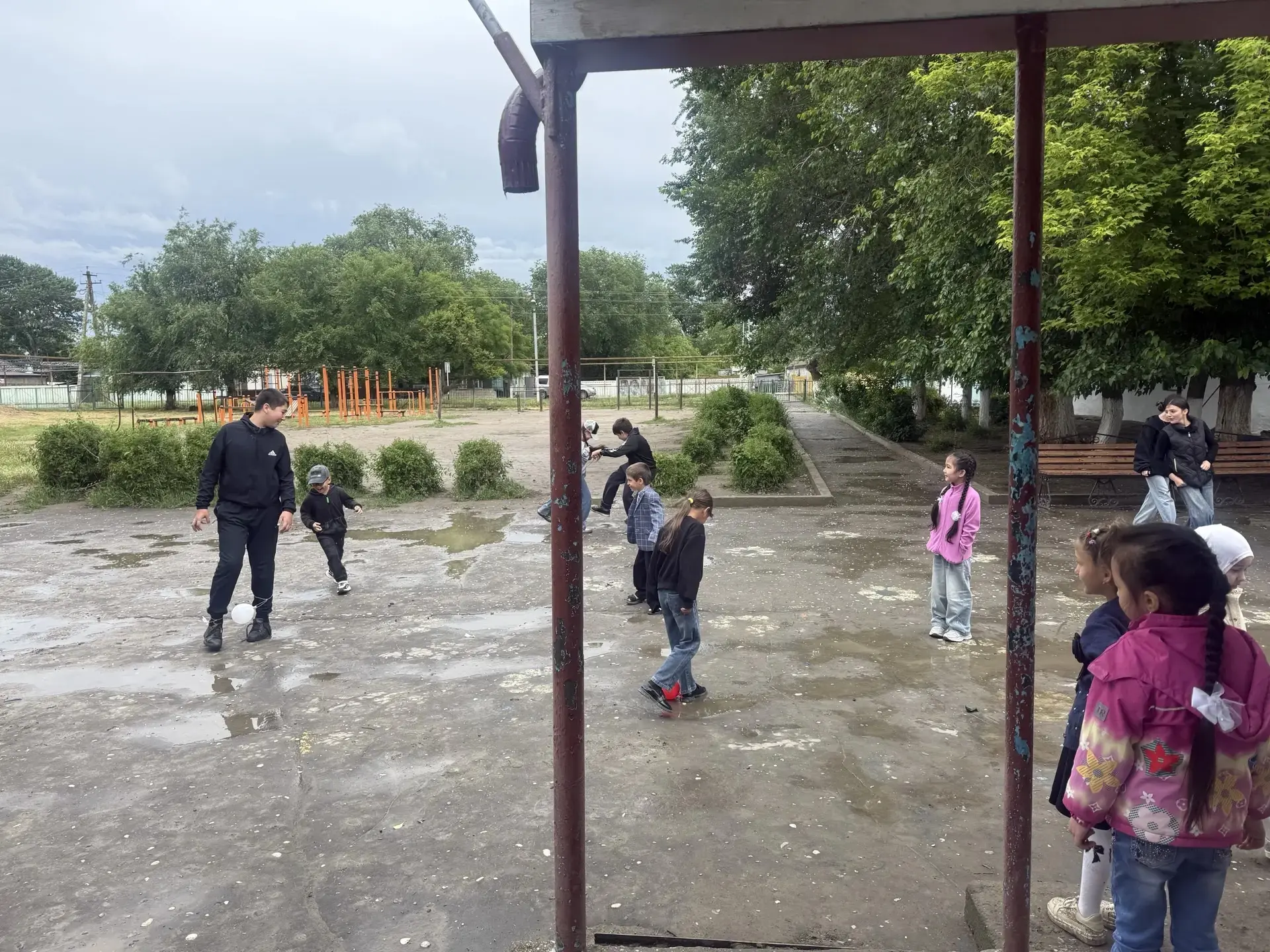 День 2: Когда планы меняет погода, а настроение — нет! ☔️

Сегодняшний день на нашей пришкольной пло