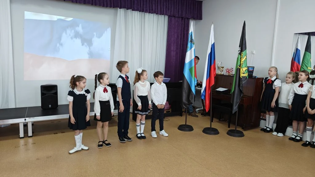 🇷🇺 По традиции новую учебную неделю начинаем с исполнения гимна РФ и торжественного караула возле фл