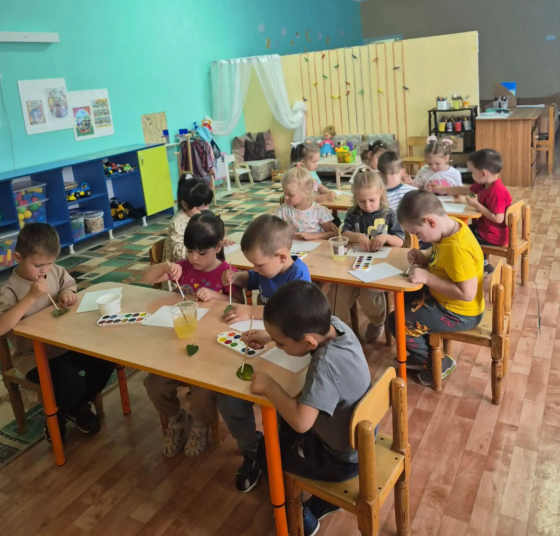 Рисование отпечатками листьев в средней группе "Вишенка " — это простая и увлекательная...