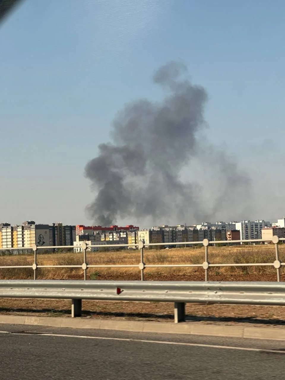 В Волжском пожар. Столбы дыма замечены в промзоне недалеко от полиграфкомбината.